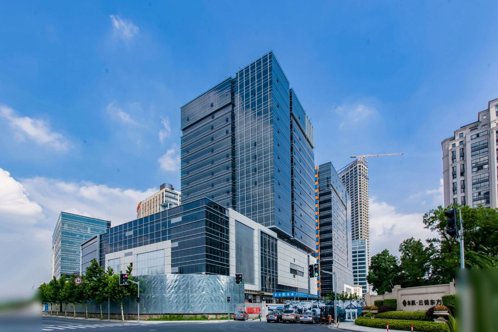 上海东航滨江中心办公楼租金（ 约6.08-7.60元/m²/天）